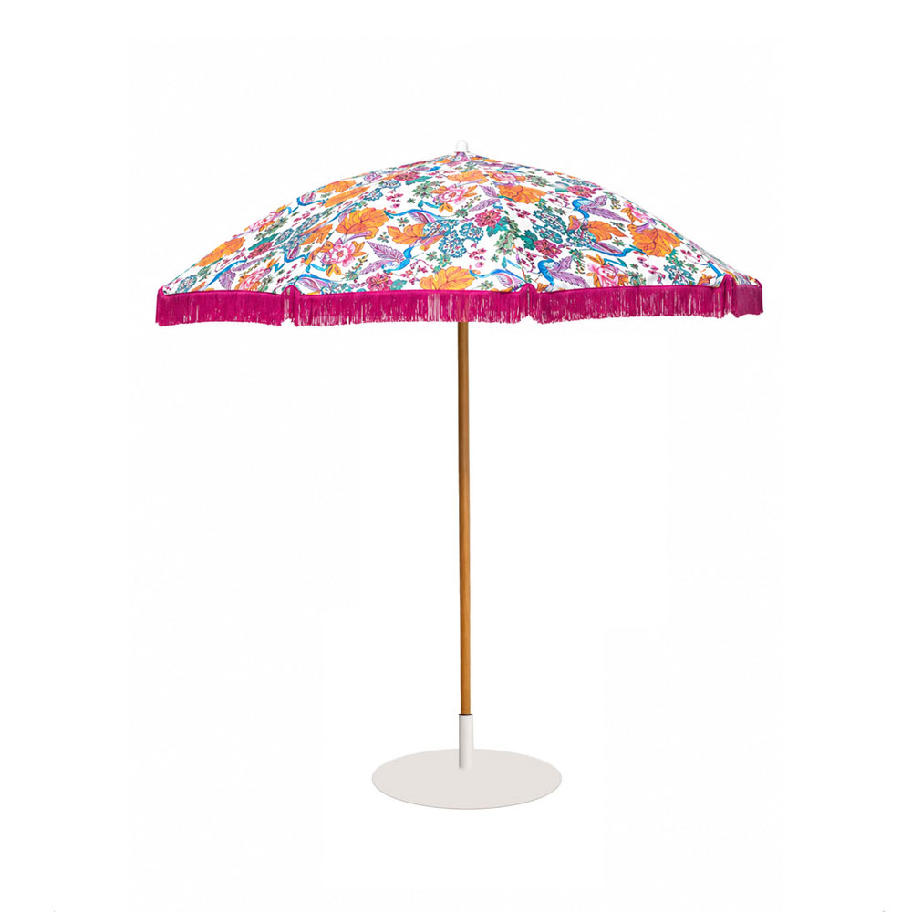 Ombrellone colorato su fondo bianco e frange fuscia