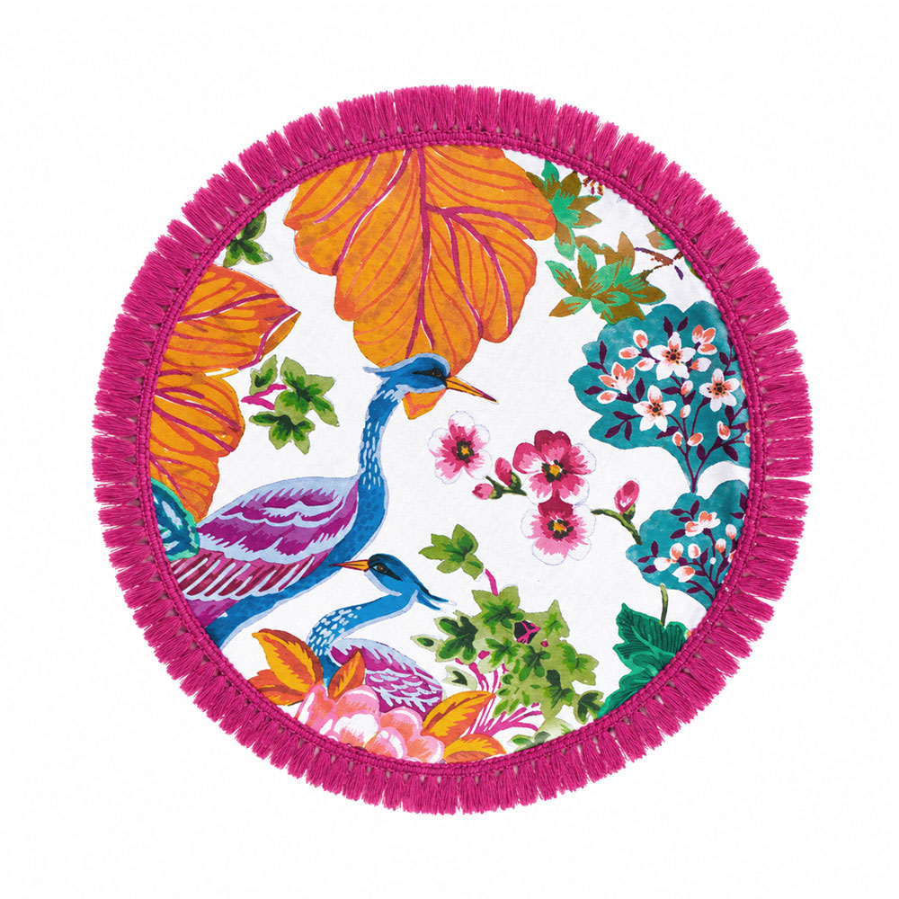Tovaglietta Whisper  Base bianca confantasia floreale, aironi tropicali e dettagli vivaci, frangia fuscia su bordo